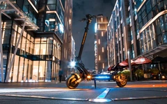 Melayari skuter elektrik